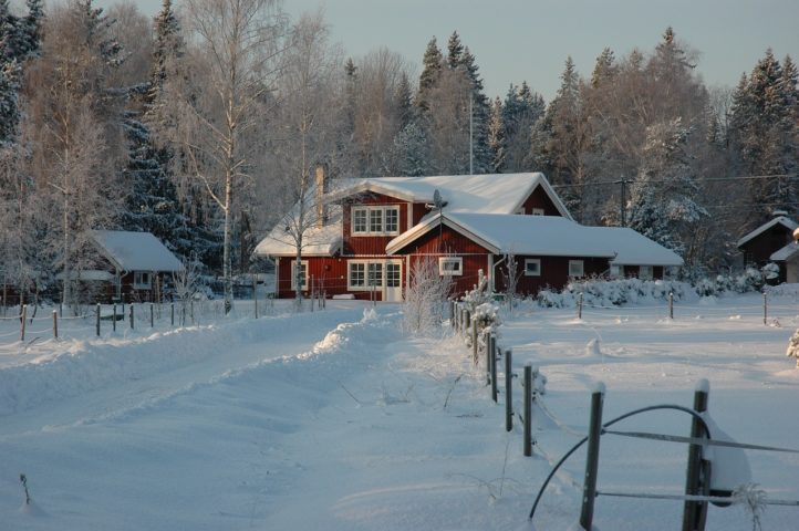 O clima em Estocolmo é variado e oferece experiências únicas em cada estação do ano. Durante o inverno, as temperaturas podem chegar a abaixo de zero, e os dias costumam ser curtos. - Imagem de Mattias Styrman por Pixabay

