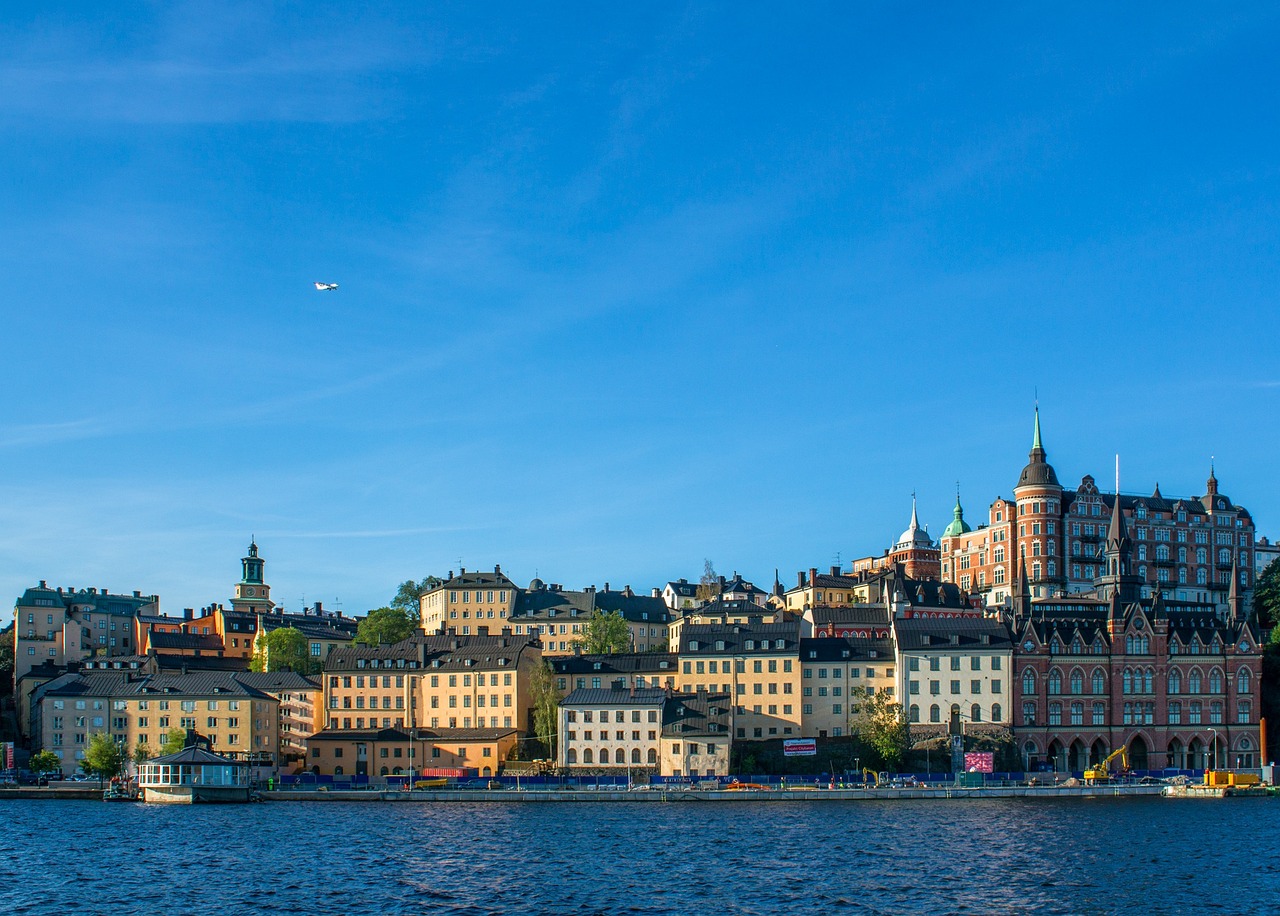 <p>Além de Gamla Stan, Estocolmo merece menção pela forma como integra tecnologia e sustentabilidade em sua parte moderna, sem perder o encanto histórico. É um exemplo, portanto, de equilíbrio urbano.</p>
