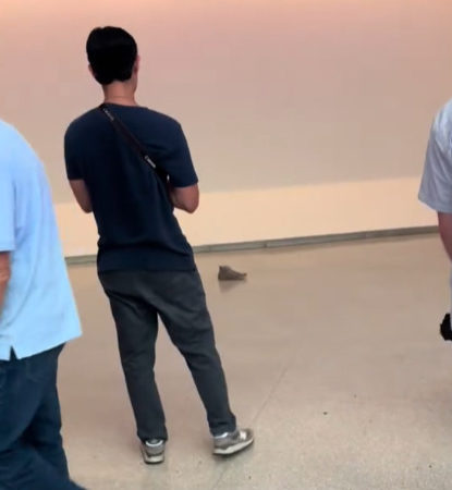 Soube dessa? Homem tira tênis, põe no chão de museu e visitantes contemplam a ‘obra de arte’