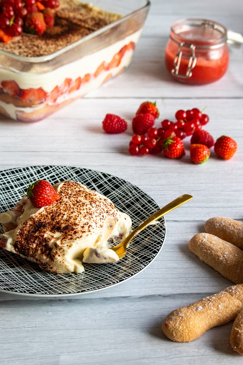 O morango é uma das frutas que mais combinam com o leite, o que abre um leque de possibilidades, sendo ingrediente frequente de sobremesas cremosas.  - Imagem de Blandine JOANNIC por Pixabay

