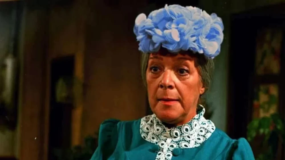 Angelines teve longa carreira, sendo atriz de novelas de rádio e televisão.  Ela entrou no elenco de "Chaves" por intermédio de seu amigo Ramón Valdez, que interpretou o Seu Madruga. Eles se conheceram em 1971 e, dois anos depois, ela ingressou no seriado. Angelines já havia trabalhado com Roberto Bolaños, intérprete de Chaves. 