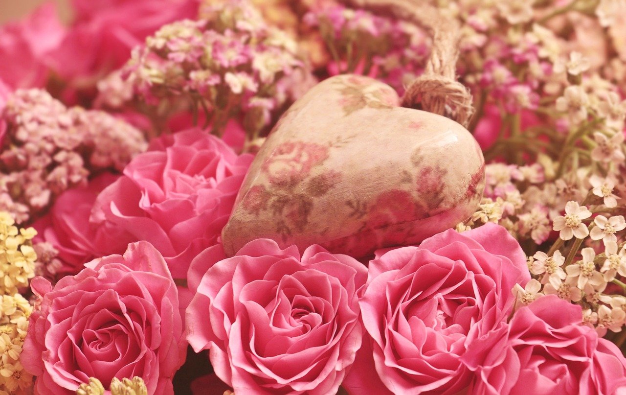Esses símbolos da natureza carregam consigo um significado especial ao longo dos séculos. Conhecidas como flores do amor ardente e da paixão avassaladora, as rosas também representam o afeto mais puro e verdadeiro. 