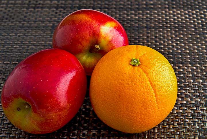 Laranja e maçã – As frutas são importantes em uma alimentação equilibrada. A laranja se destaca pela vitamina C e também fornece folato, nutriente envolvido em diferentes funções do organismo. Já a maçã oferece fibras e compostos antioxidantes, contribuindo para uma dieta saudável e variada.