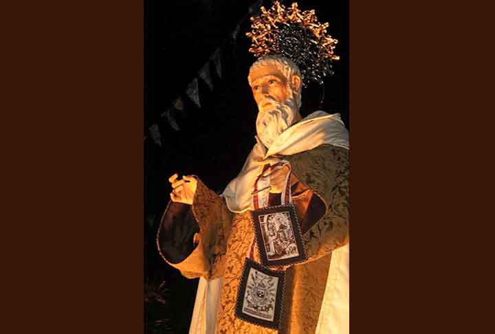 Segundo a tradição, ela prometeu proteção especial e salvação para aqueles que usassem o escapulário com devoção. Esse foi o início da devoção ao Escapulário de Nossa Senhora do Carmo, o mais conhecido de todos.