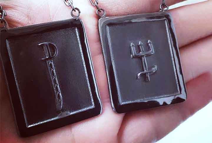 Além da Igreja Católica, outras tradições religiosas também possuem objetos semelhantes aos escapulários, que têm significados espirituais e simbólicos