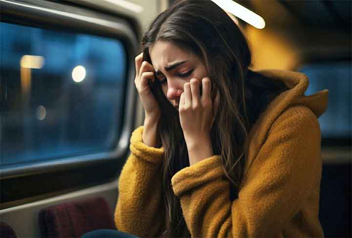 A tristeza é uma emoção normal e temporária em resposta a eventos negativos, enquanto a depressão é uma condição clínica persistente, com múltiplos sintomas, que dura semanas ou meses e afeta a capacidade.