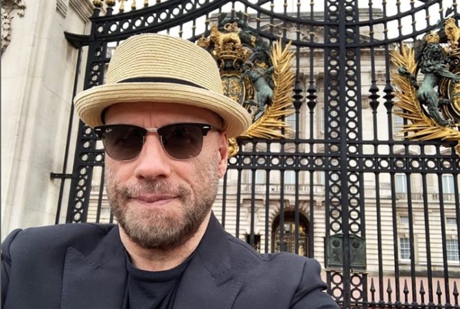 Cinco anos após perder esposa e fazer voto de celibato, John Travolta está “caído” por atriz de 71 anos, afirma site