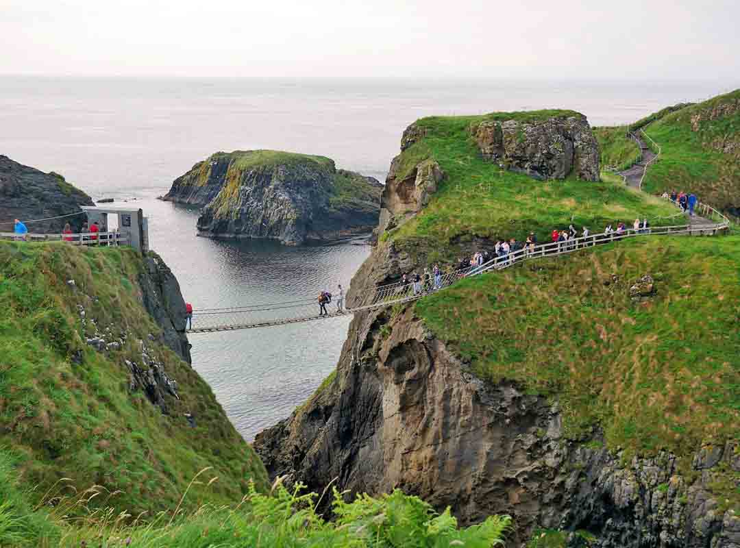 Na Irlanda (oitavo), o salário mínimo gira em torno de 2.134 euros mensais para pessoas com 20 anos ou mais, com ajustes para pessoas mais jovens. - Ponte de corda Carrick-a-Rede, Irlanda - Pontes Suspensas - Imagem de LeoRijnja por Pixabay