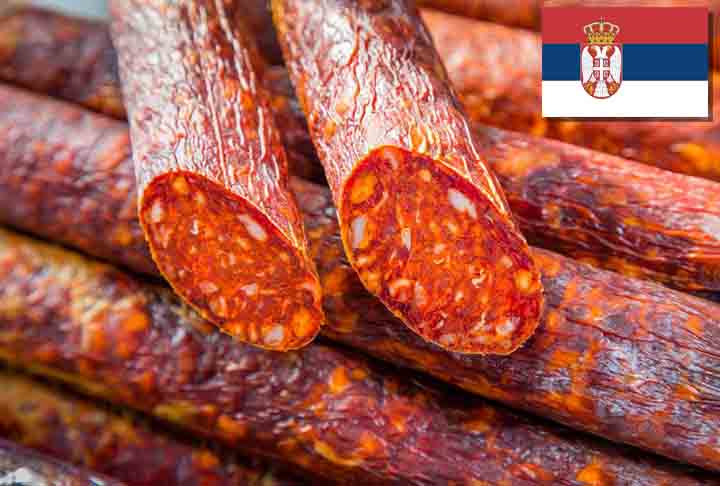 2º) Petrova?ki kulen (Sérvia) - As únicas adições a essa linguiça são sal e páprica picante. Costuma ser servido fatiado e é tradicionalmente acompanhado de pão caseiro e queijo local, sendo apreciado por seu sabor robusto e picante. - Divulgação