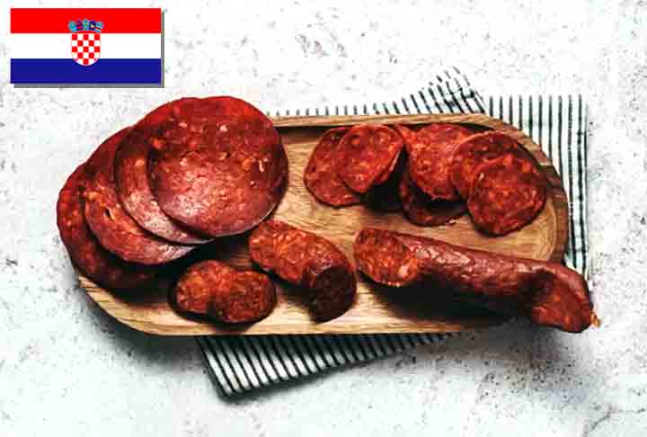 3º) Baranjski kulen (Croácia) - Tradicionalmente feito na região nordeste da Croácia por gerações, o kulen é famoso por seu sabor distinto, que combina notas picantes e defumadas. O processo de maturação dura pelo menos nove meses-Instagram @baranjskikulen