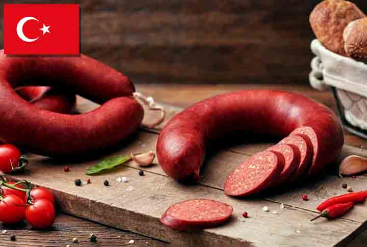 4º) Afyon Sucu?u (Turquia) - O processo de produção desse salame envolve moer a carne e misturá-la com os temperos, antes de embuti-la em tripas naturais. O produto é então curado, o que pode levar de semanas a meses até pegar o sabor desejado.-Divulgação