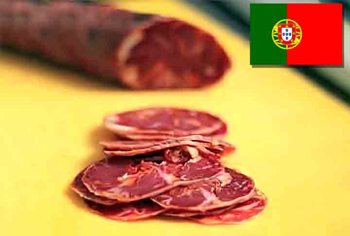 5º) Paio de Beja (Portugal) - O processo de defumação dessa linguiça leva vários dias e é realizado a temperaturas baixas, utilizando madeira de carvalho da região. É frequentemente servido com pão.- Divulgação