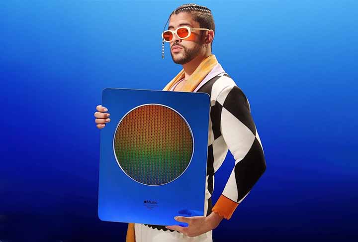 Dois anos depois, apresentou ao público seu álbum de estreia, 