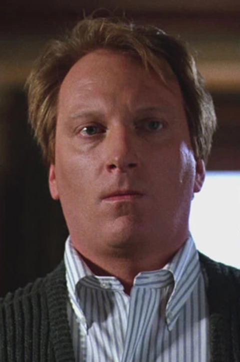  Quando a sequência foi lançada, em setembro de 2024, muita gente estranhou não contar com o ator  Jeffrey Jones no elenco. Foi ele que interpretou Charles no original. 
