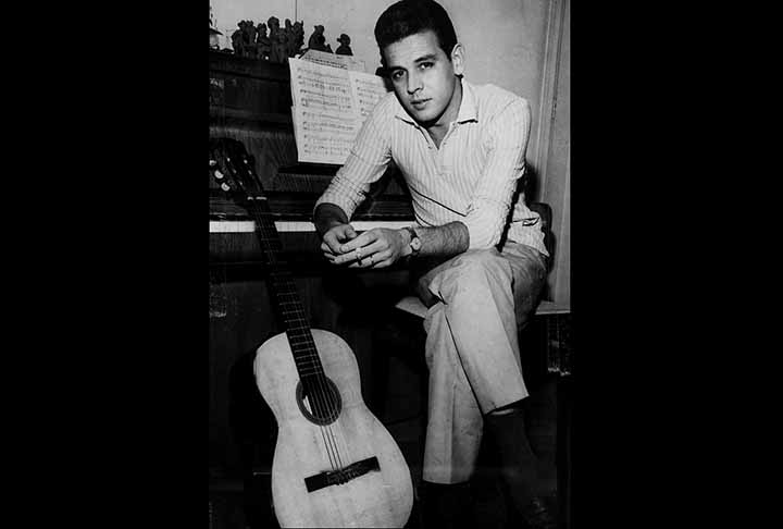 <p>O primeiro disco de João Gilberto, por exemplo, “Chega de Saudade”, tem três músicas suas. Dentre elas, estão “Lobo Bobo” e “Saudade fez um Samba”, parcerias com Ronaldo Bôscoli que fizeram grande sucesso e são lembradas até hoje.</p>
