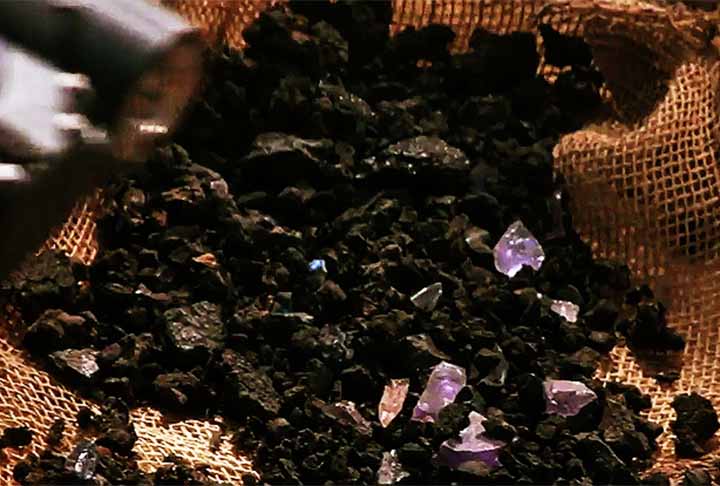 Naquadah (Stargate) – Um elemento fictício da série Stargate, usado em reatores de energia e como componente essencial na construção de armas poderosas