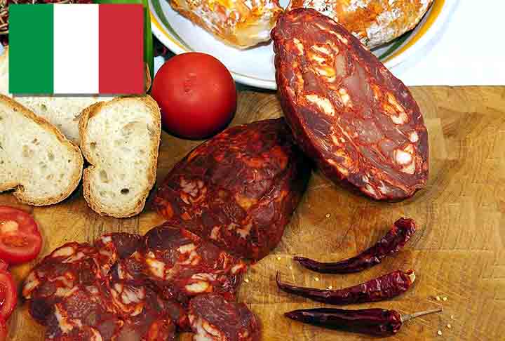 7º) Ventricina (Itália) - É um salame caracterizado por sua textura macia e sabor intenso, geralmente feito a partir de carne de porco, gordura e, em alguns casos, carne de boi ou cordeiro.-Flickr Terre dei Trabocchi
