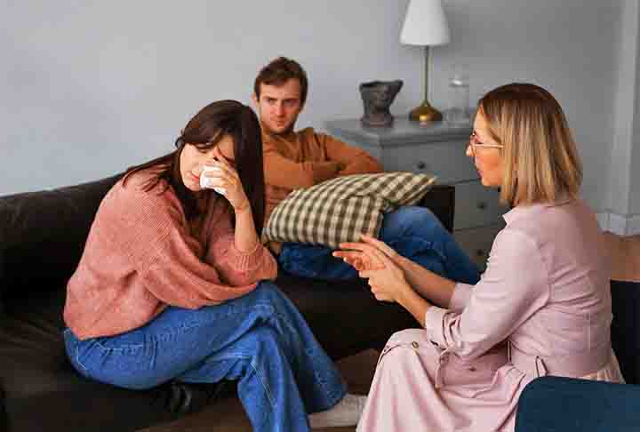 Adolescentes e adultos jovens, especialmente entre 18 e 25 anos, são mais propensos, mas a depressão pode afetar qualquer idade, incluindo idosos. As mulheres são geralmente mais afetadas que os homens.