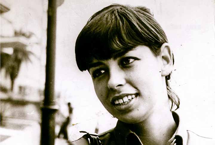 <p>Foi no apartamento em que morava com os pais que a cantora promovia encontros de músicos que seriam consagrados no estilo. Dentre eles, nomes como Carlos Lyra e Roberto Menescal. Inclusive, foi ali um dos lugares escolhidos por Menescal para apresentar João Gilberto e sua criação aos amigos.</p>
