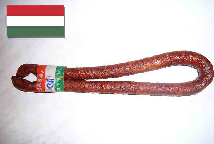 9º) Csabai kolbász (Hungria) - É uma linguiça conhecida por seu sabor robusto e pela utilização de especiarias, especialmente a páprica húngara, que lhe confere uma coloração vermelha vibrante e um sabor característico.- Divulgação