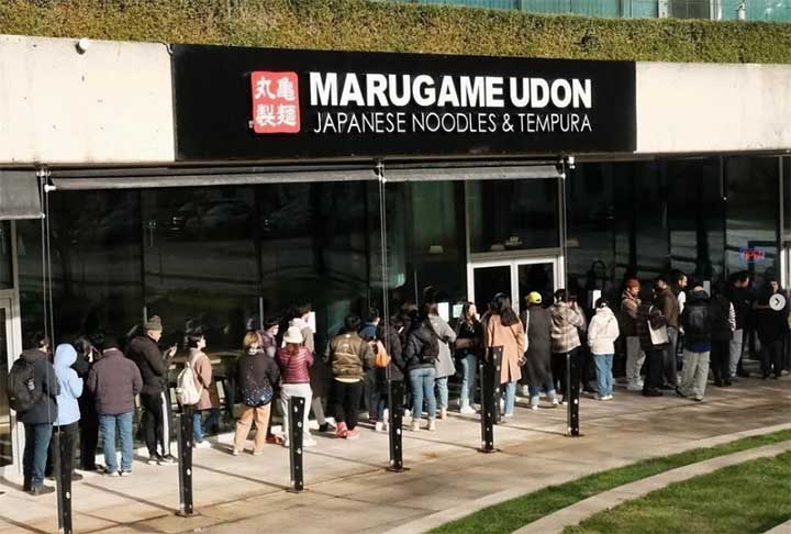 Os restaurantes da rede têm menus adaptados à preferência de consumo em cada localidade. Nos Estados Unidos, por exemplo, o udon vem acompanhado de frango frito.
