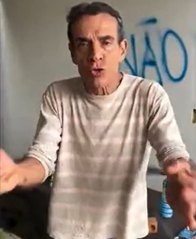 Ator Mário Gomes é despejado de mansão no RJ e picha parede