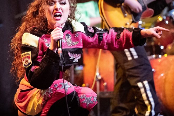 Novo fenômeno da música diz que fãs parecem até ‘maridos abusivos’