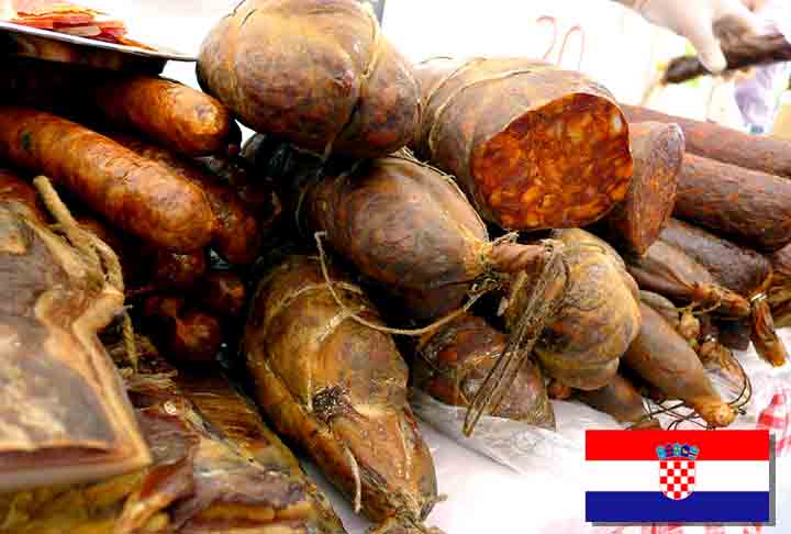 10º) Kulenova seka (Croácia) - É uma variedade de salame seco que pode ser misturada com carne de boi ou de cabra, dependendo da receita. O tempero é uma parte essencial da sua produção, geralmente incluindo alho, pimenta-do-reino, pimenta em pó (picante ou doce).- Flickr Goran