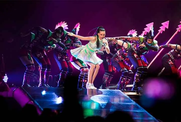 Katy Perry é também conhecida por seu ativismo em diversas causas. Ela se envolveu em campanhas de direitos LGBTQ+, direitos das mulheres e apoio a questões ambientais. Sua imagem pública vai além de sua música, com um estilo excêntrico que mistura ousadia e carisma, além de ser presença constante em eventos de moda e campanhas de grandes marcas.- Divulgação
