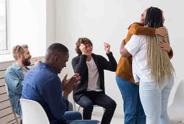 Manter conexões sociais e participar de grupos de apoio pode ajudar a melhorar o bem-estar mental, pois a pessoa encontra afinidades com outras pessoas. 