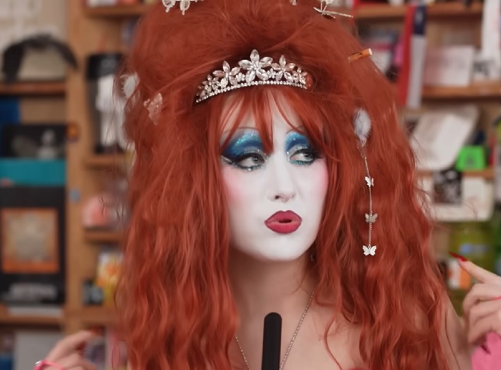 Além dos desafios emocionais, a cantora também se envolveu em polêmicas com a imprensa. No tapete vermelho do VMA, Roan se envolveu em um incidente ao dizer que um fotógrafo deveria “calar a boca”.