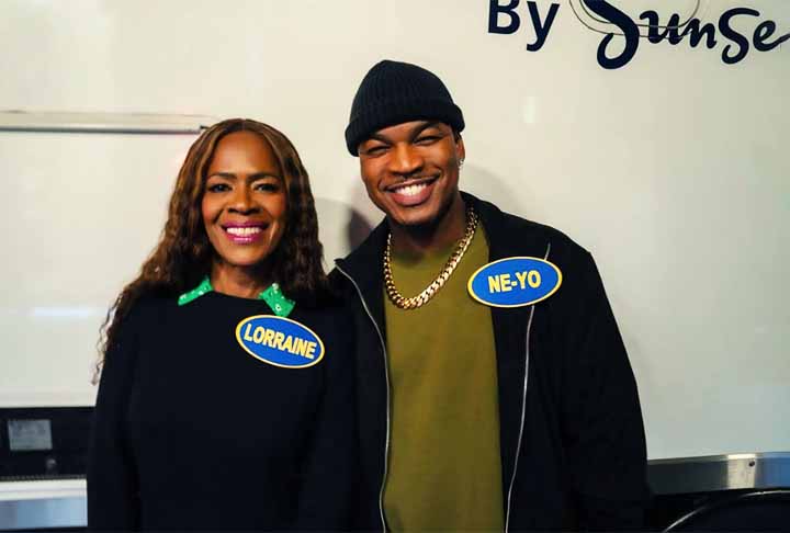 Ne-Yo (na foto, com a mãe) é conhecido por suas letras que falam sobre amor, relacionamentos e emoções, e essa conexão emocional é algo que o público brasileiro aprecia profundamente.