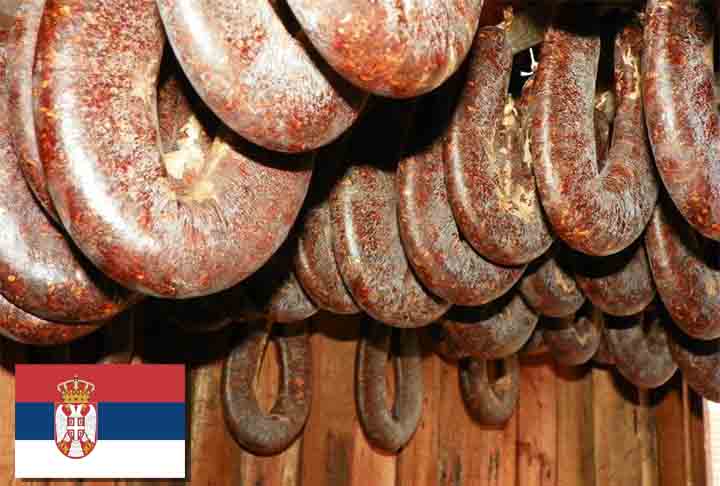 12º) Pirotska peglana kobasica (Sérvia) - O nome "peglana" significa "passada a ferro", referindo-se ao processo de prensagem manual que a linguiça sofre durante a cura. É temperada com especiarias locais, como alho, pimenta e pimenta-do-reino, sem conservantes artificiais.- Reproduição Facebook Pirotska peglana kobasica