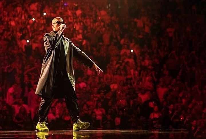 Apesar de Shakira ter vendido mais ingressos no total em 12 datas no mesmo local, o porto-riquenho a superou financeiramente, mesmo com menos apresentações.