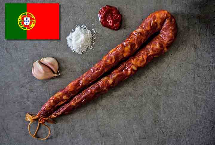 14º) Linguiça do Baixo Alentejo (Portugal) - É temperada com sal, alho, louro, pimenta, colorau (páprica) e, em algumas variações, com vinho ou aguardente, o que confere ao embutido um sabor robusto e aromático.- Divulgação