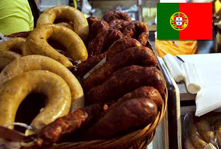 15º) Chouriço (Portugal) - É temperado com sal, alho, pimenta-do-reino, louro e páprica, que pode ser doce ou picante (colorau). Esses ingredientes são misturados e embutidos em tripa natural, sendo posteriormente defumados.- Flickr Tiago Cabral