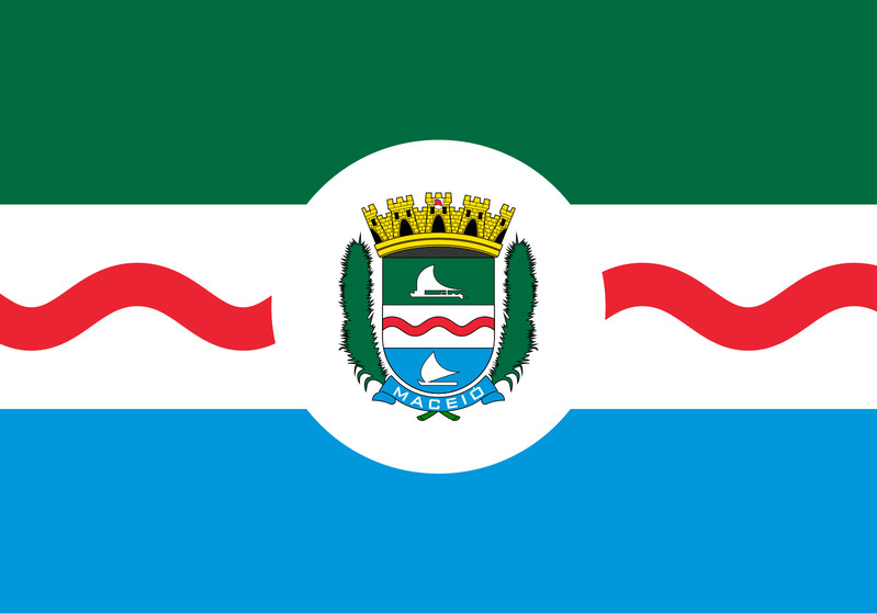 A bandeira de Maceió, Alagoas, consiste em um retângulo dividido em três faixas horizontais, uma linha vermelha e um brasão no centro. A faixa branca busca representar a restinga, com suas areias brancas. A linha vermelha, o riacho Salgadinho, e as faixas verde e azul, o oceano Atlântico e a lagoa Mundaú.-Domínio Público