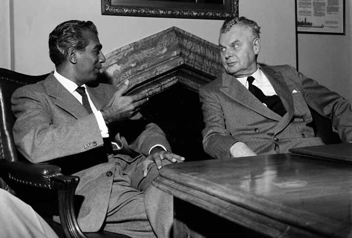 Cheddi Jagan e Forbes Burnham — A Guiana conquistou sua independência do Reino Unido em 26 de maio de 1966. Jagan foi pioneiro da luta anticolonial, enquanto Burnham chefiava o governo quando a emancipação foi concretizada. Os dois são considerados protagonistas do processo, ao lado de Peter D’Aguiar.