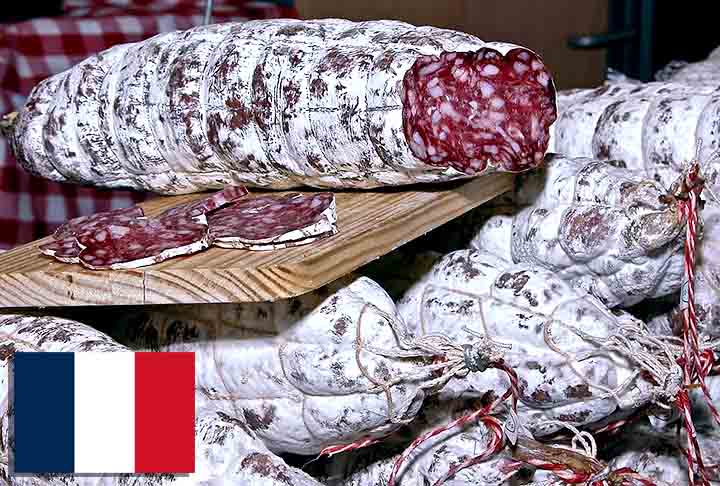 17º) Rosette de Lyon (França) - Original da região de Lyon, é um salame feito com carne de porco moída misturada com gordura, temperada com alho, pimenta-do-reino e, às vezes, noz-moscada.- Jean Weber/Wikimédia Commons