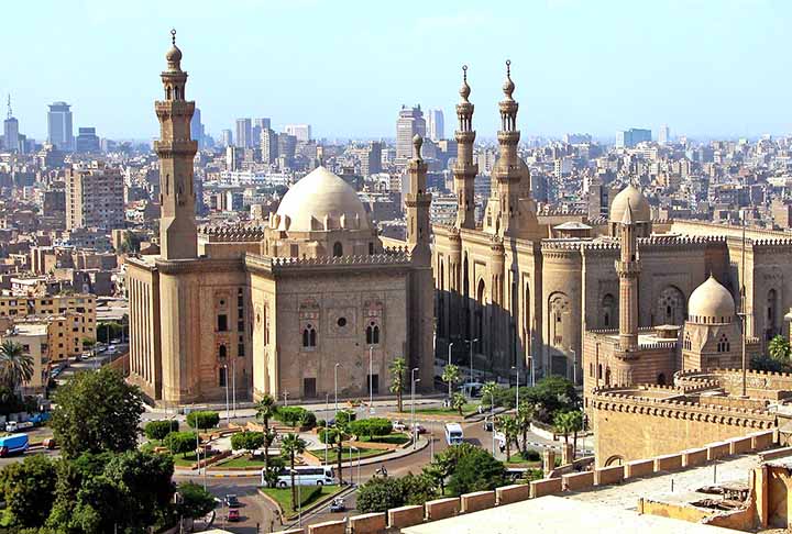A história de Cairo remonta a milênios, e a cidade é vizinha de algumas das maiores maravilhas do mundo antigo, como as pirâmides de Gizé e a Esfinge.