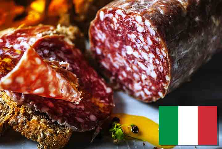 18º) Salame Napoli (Itália) - Tradicional da região de Nápoles, este salame é feito de carne de porco de alta qualidade, misturada com gordura e temperada com sal, pimenta, pimenta-do-reino e, em alguns casos, alho ou vinho.-Flickr Pawel Nickel