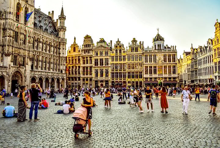 A Bélgica, em sétimo, apresenta um salário mínimo mensal de 1.995 euros, proporcionando uma base financeira extremamente robusta para os trabalhadores. - 
