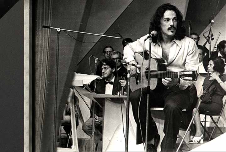 <p>Com Vinícius, o músico gravou os álbuns “A Arca de Noé” e “A Arca de Noé 2”, mas seu maior sucesso mesmo é “Aquarela”: incluída em um comercial da Faber Castell, a canção faz parte da memória afetiva de muita gente e até hoje é adorada por crianças e adultos.</p>
