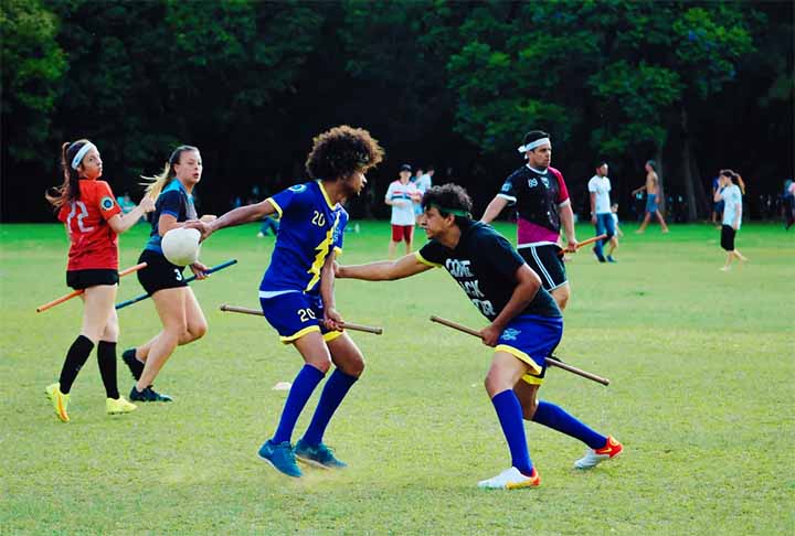 Este esporte, conhecido como quadribol muggle ou quadribol universitÃ¡rio, adapta os elementos do quadribol mÃ¡gico para uma competiÃ§Ã£o praticÃ¡vel no mundo real.