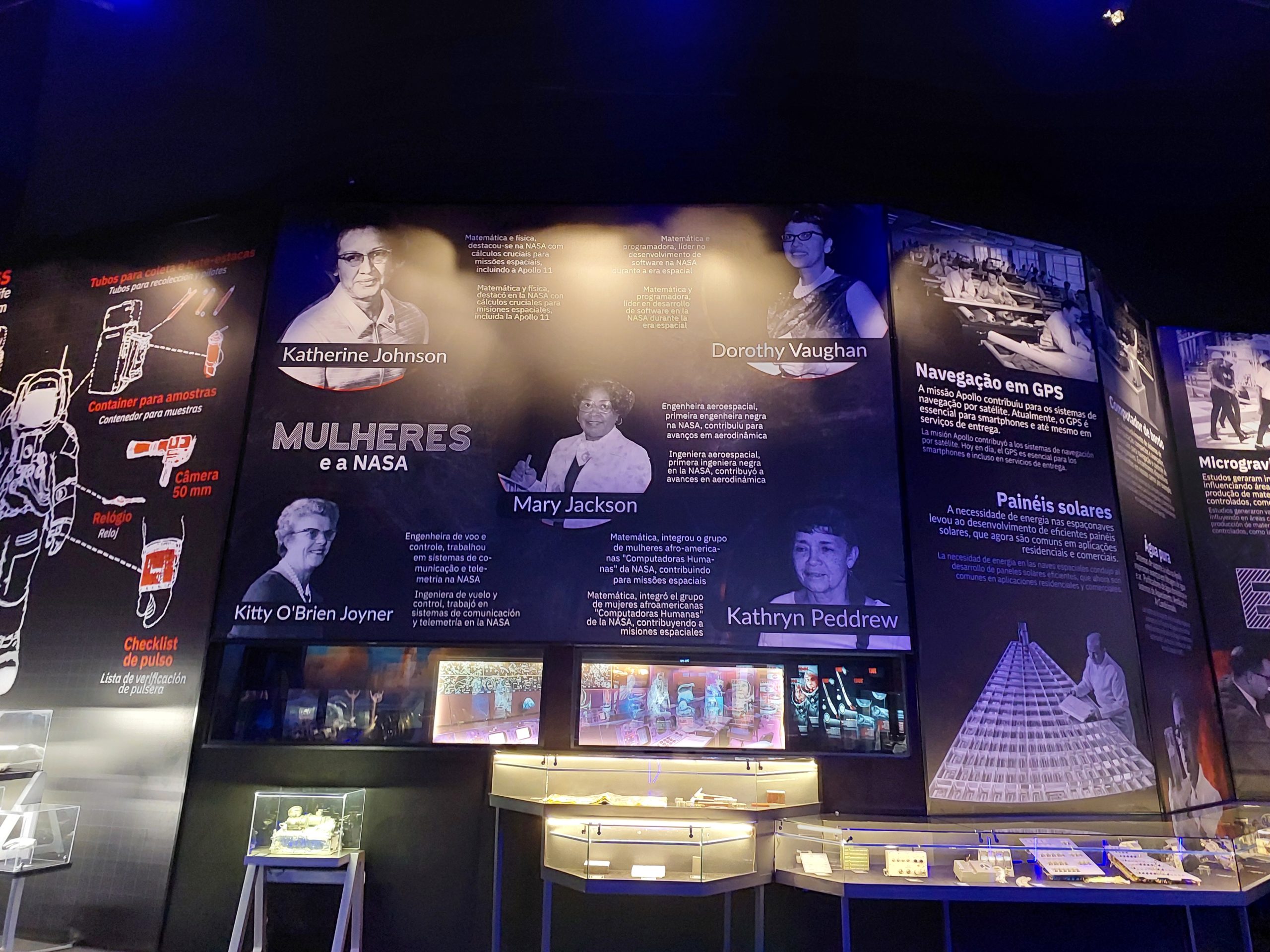 No interior do Space Adventure, o visitante passeia por salas imersivas, além de poder acessar telas interativas e simuladores. 
-Mônica Sá 