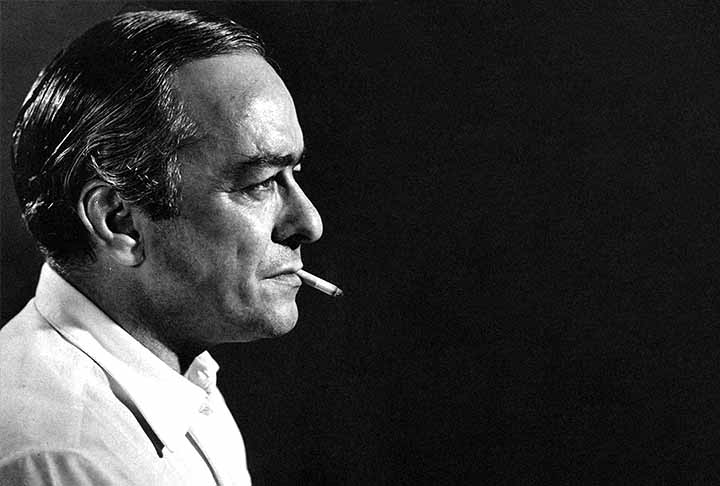 A Prefeitura do Rio de Janeiro informou no Diário Oficial do município que investiu R$ 212 mil na escultura do diplomata, poeta e compositor carioca, morto em 1980. Vamos saber mais sobre ele?