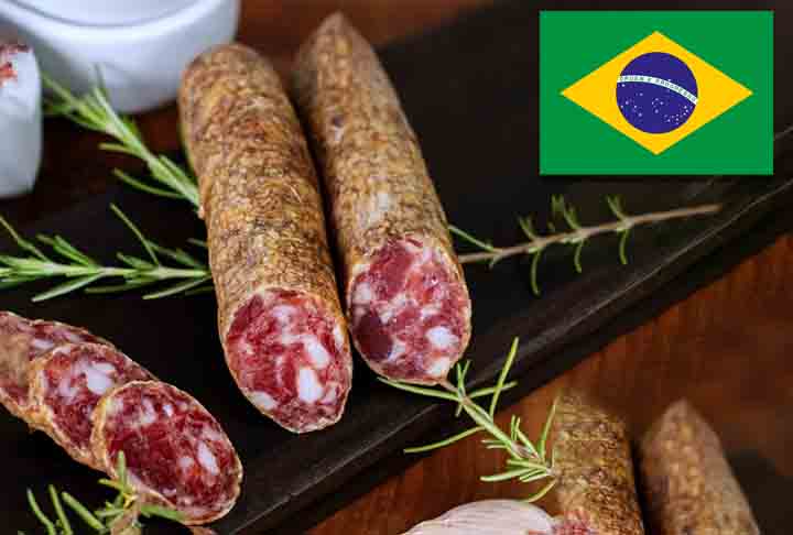 Embora não tenha aparecido na lista dos melhores do mundo, o Brasil conta com salames saborosos e prestigiados. Um deles é o Salame Beira Mato, muito apreciado nas tábuas de frios e em festas.-Instagram @beiramato