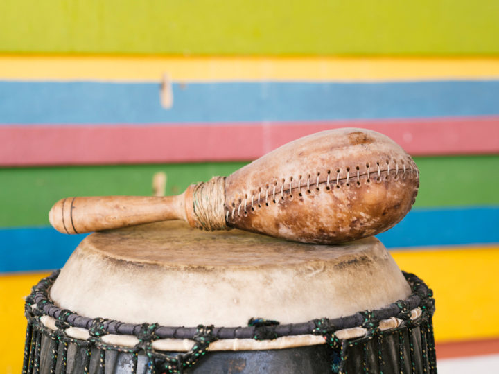 Quando retornou ao Brasil em 1926, trouxe consigo novas perspectivas artísticas que enriqueceram sua produção. Assim, começou a abordar temas mais próximos à cultura brasileira, como o samba e a vida nas favelas.