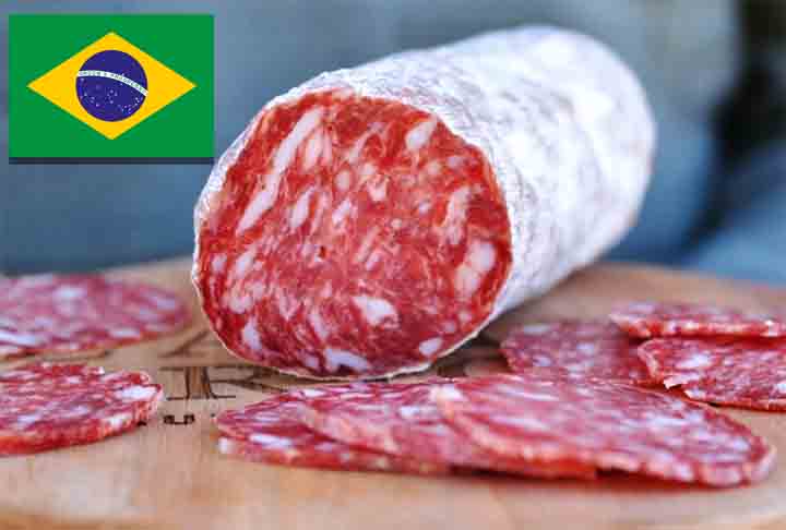 Original da Itália, o salame Zampa Grigia é caracterizado por sua textura macia e sabor intenso, resultante do processo de cura e secagem, que pode durar vários meses. - Instagram @zampagrigia