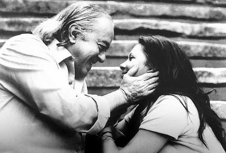 “Soneto da Fidelidade” foi escrito nessa época, em 1939. Um dos poemas mais populares de Vinicius, ele termina com os célebres versos: “Que não seja imortal, posto que é chama. Mas que seja infinito enquanto dure”.